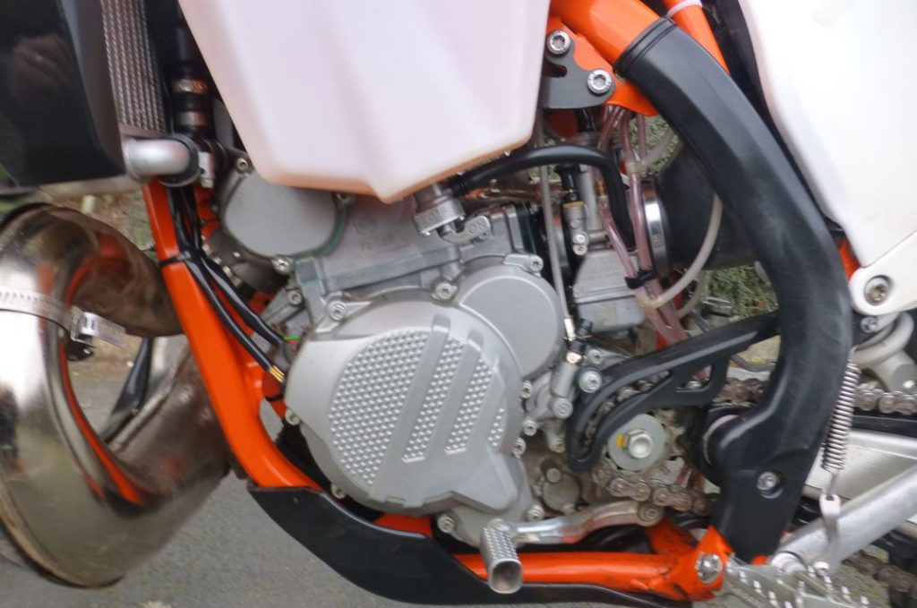 Enduro Shootout: KTM EXC300 vs. Husqvarna FE350 HK22