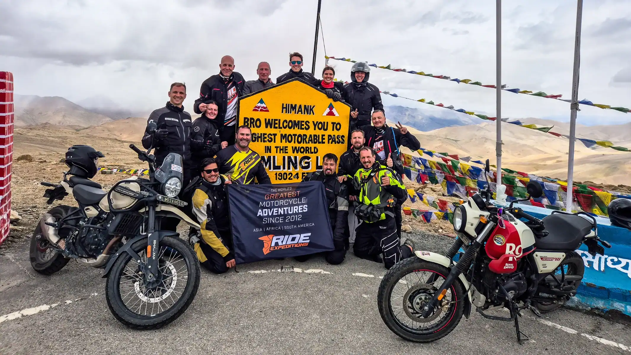 guided-motorcycle-tour-india-high-altitude-group-photo-05