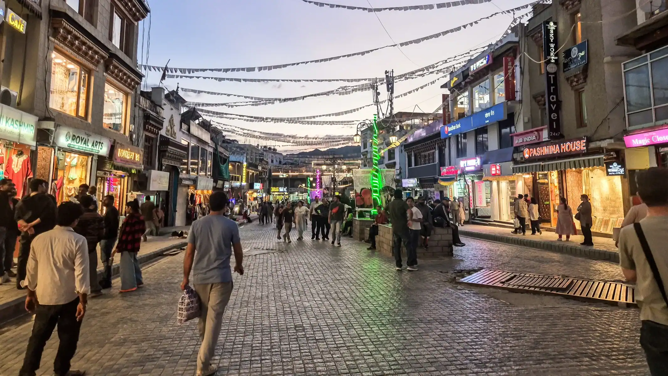 guided-motorcycle-tour-india-leh-market-street-07