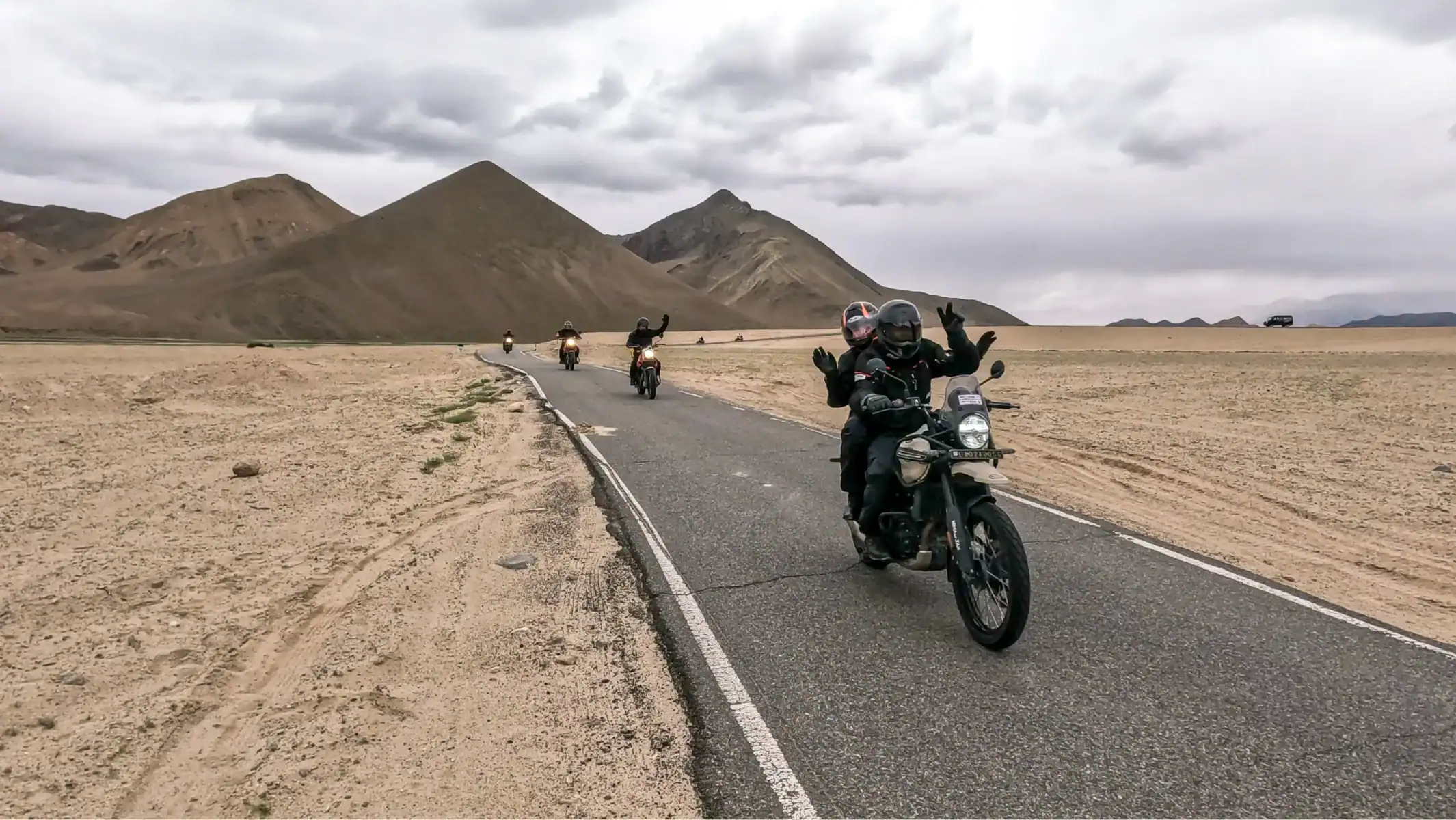 guided-motorcycle-tour-india-open-road-ladakh-landscape-10