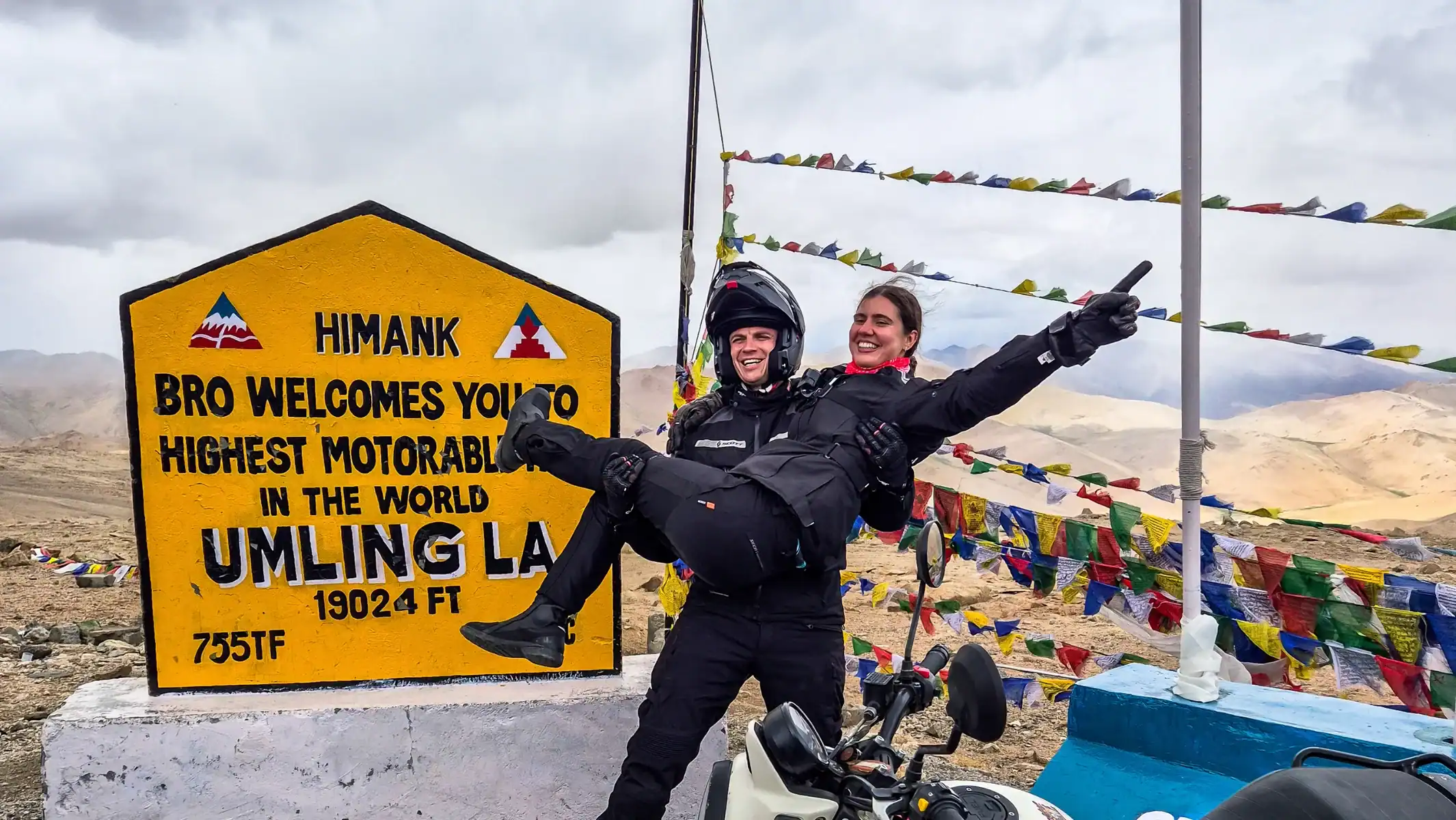 guided-motorcycle-tour-india-umling-la-pass-sign-04
