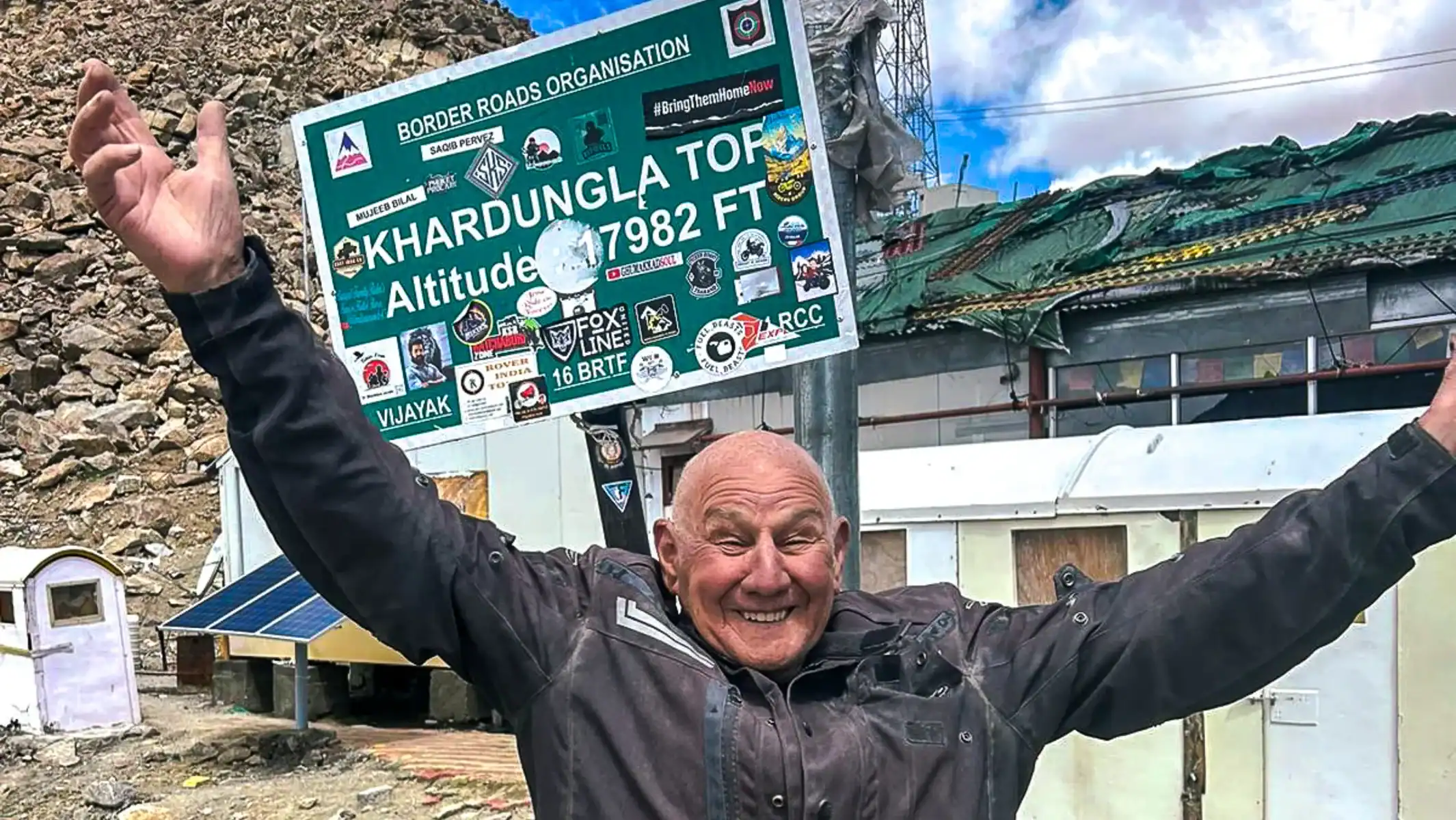india-motorcycle-tour-himalayas-khardung-la-sign-altitude-02