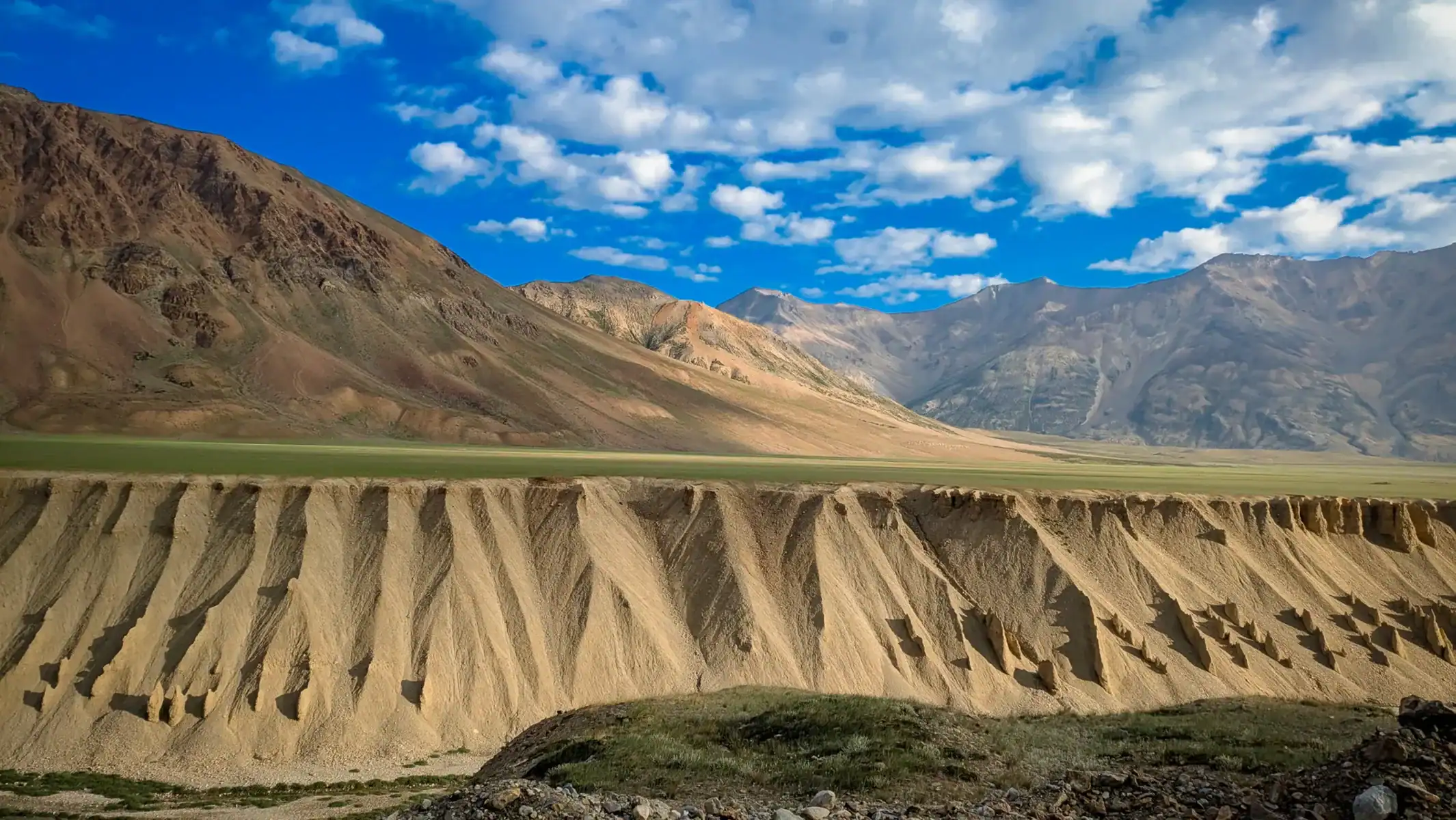 india-motorcycle-tour-himalayas-ladakh-desert-landscape-22
