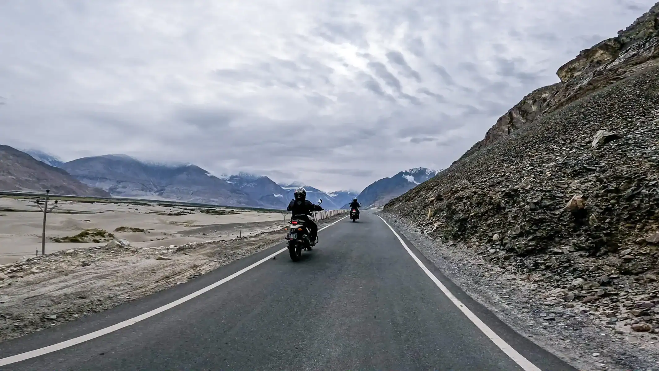 india-motorcycle-tour-himalayas-ladakh-valley-road-07