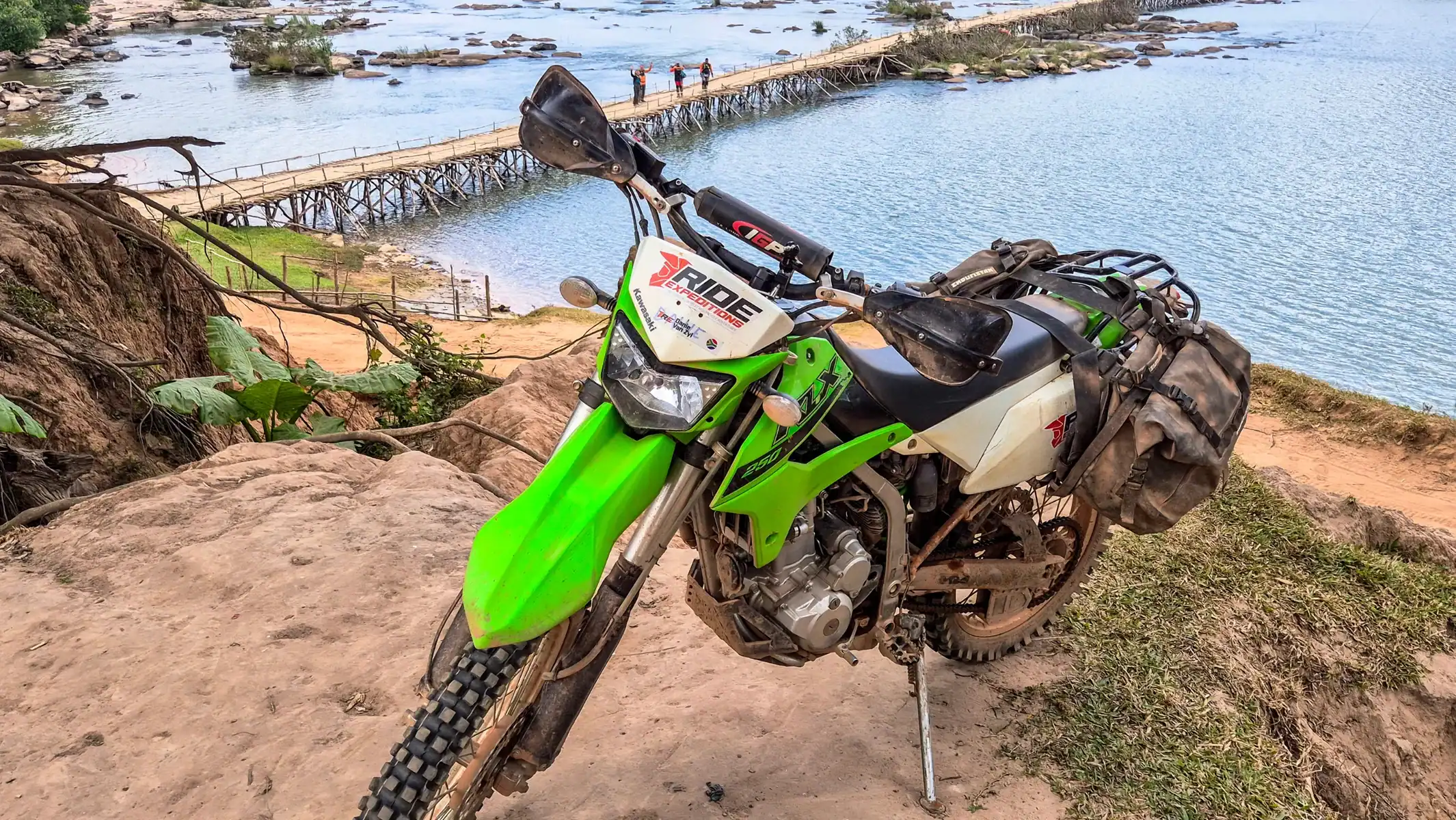 laos-dirt-bike-tour-river-crossing-dirt-bike-01