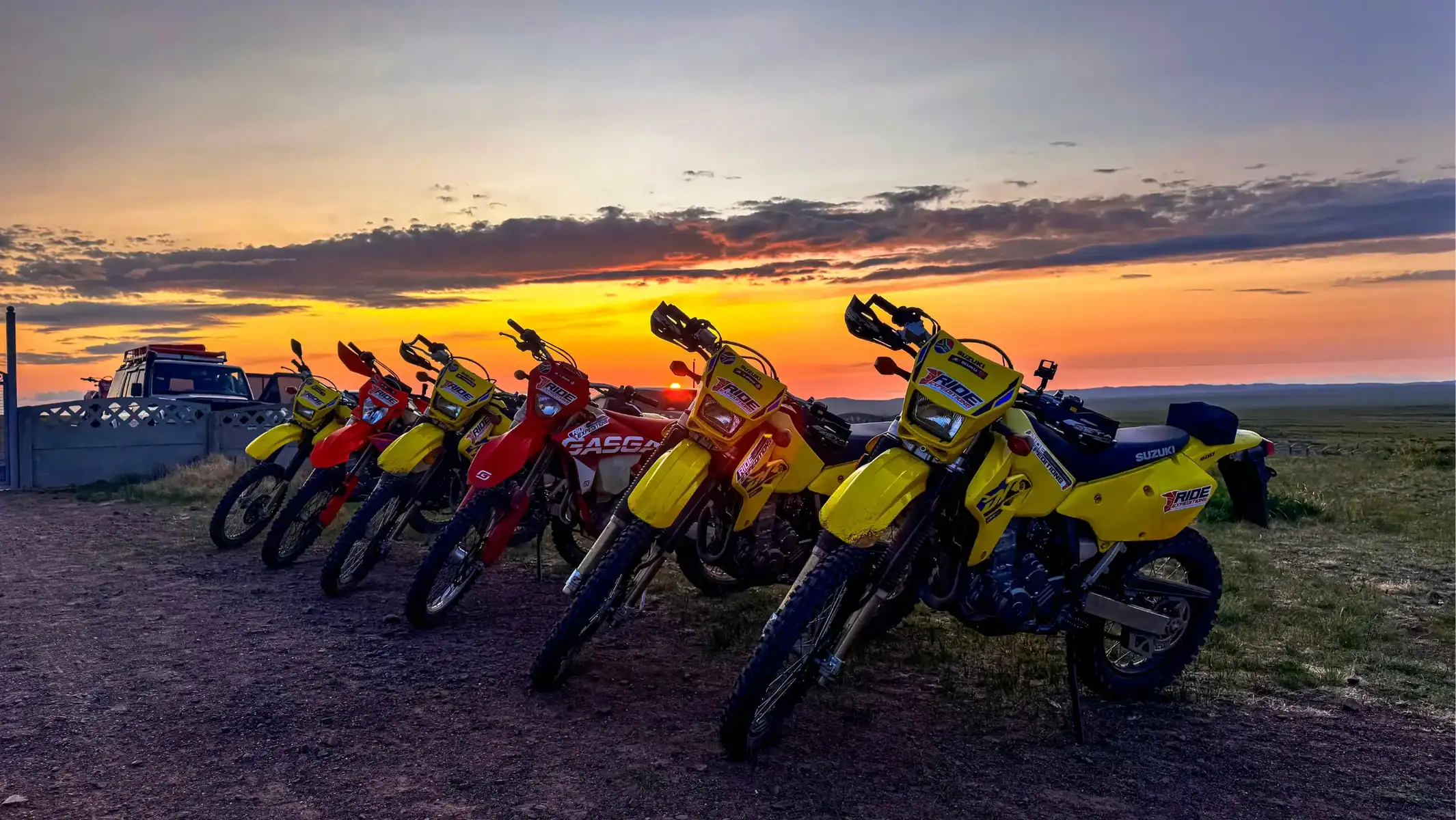 mongolia-enduro-tours-enduro-bike-lineup-sunset-07