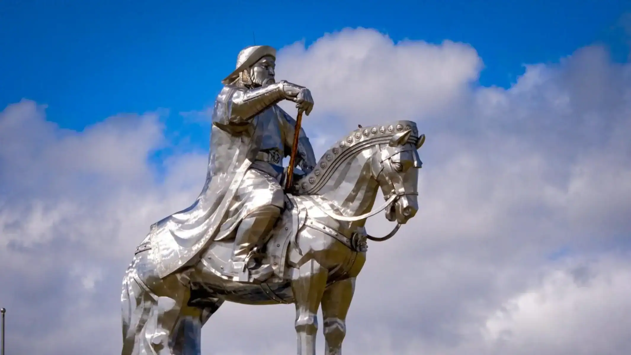 mongolia-enduro-tours-genghis-khan-statue-18