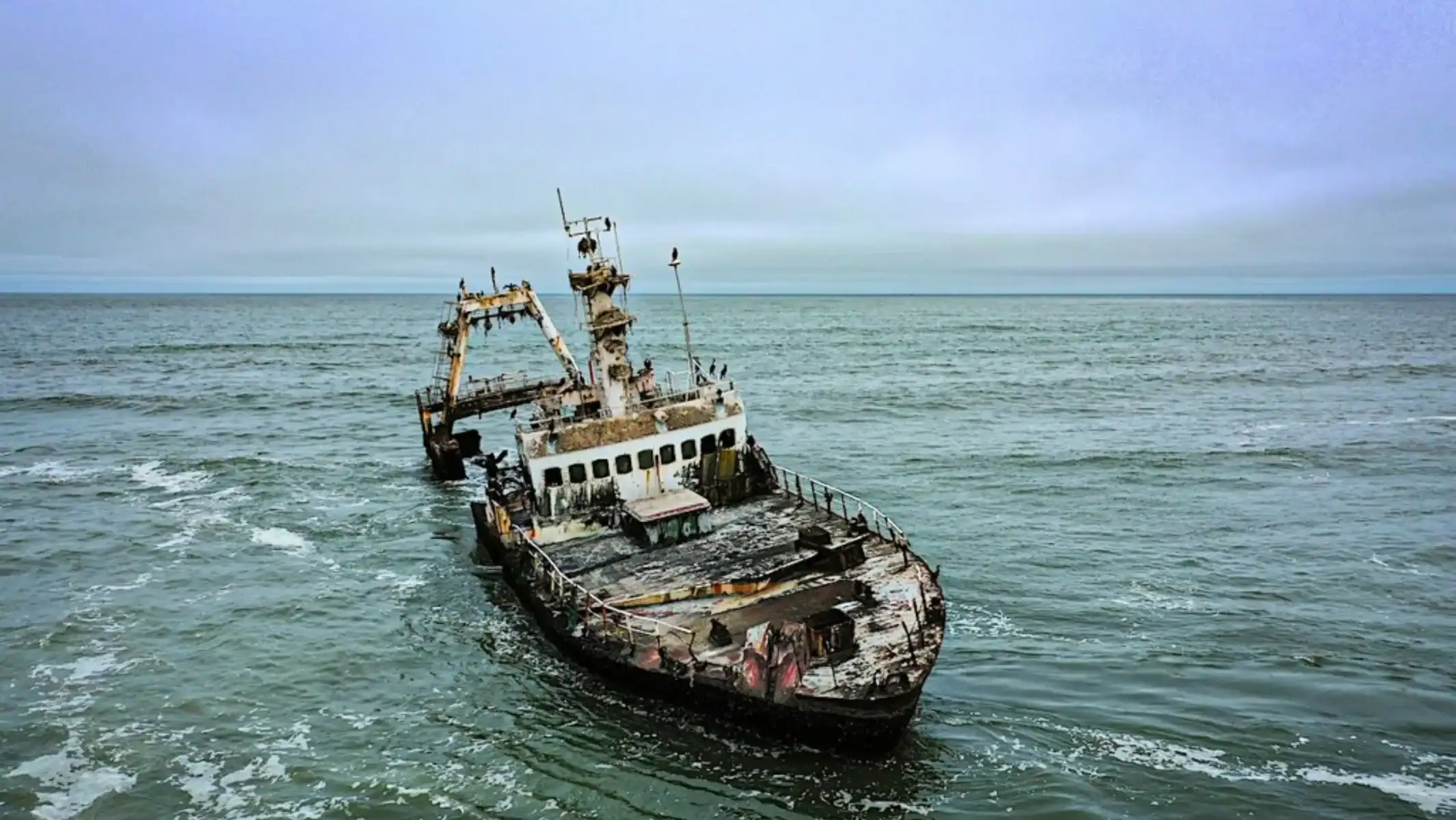 namibia-desert-motorcycle-tour-shipwreck-skeleton-coast-02