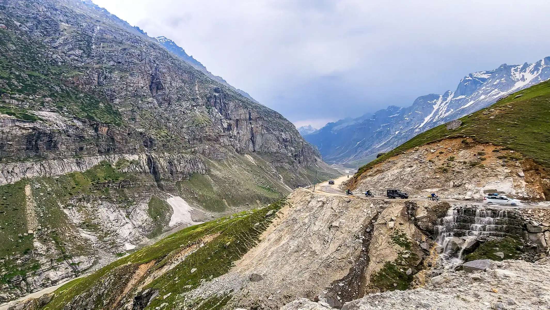 royal-enfield-motorcycle-tour-himalayas-green-valley-riding-11
