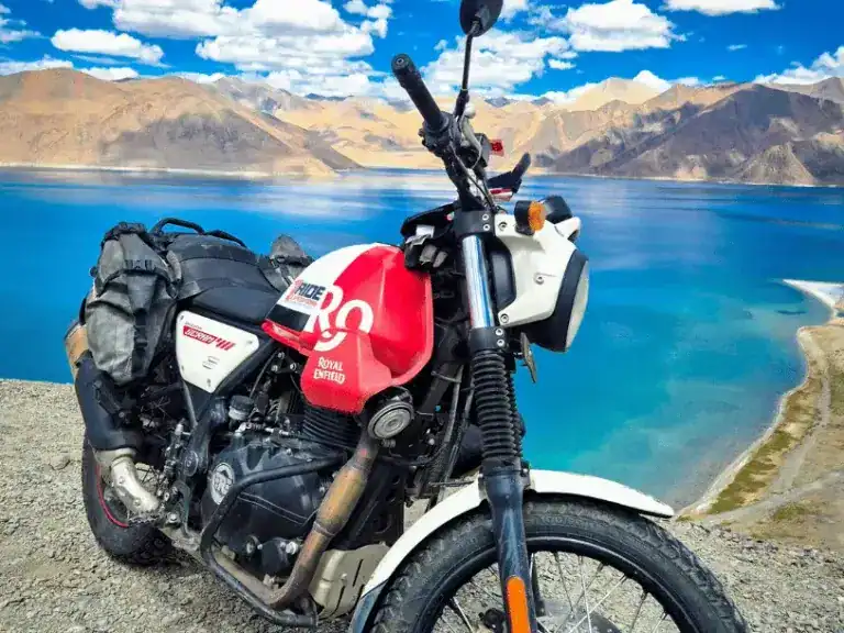 The Royal Enfield Himalayan parked in front of the lake in the Himalayas