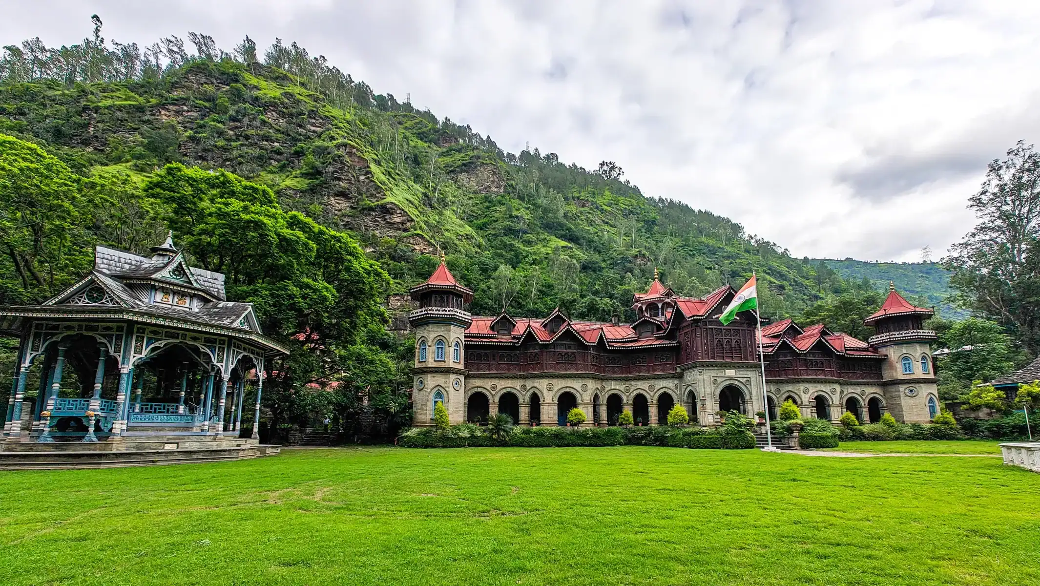 best-motorcycle-tour-himalayas-heritage-building-mountains-13
