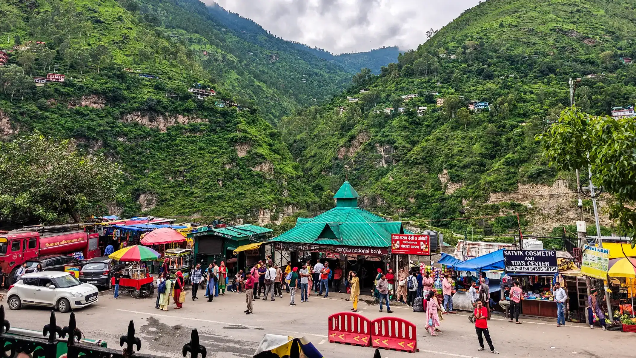 best-motorcycle-tour-himalayas-mountain-market-village-10