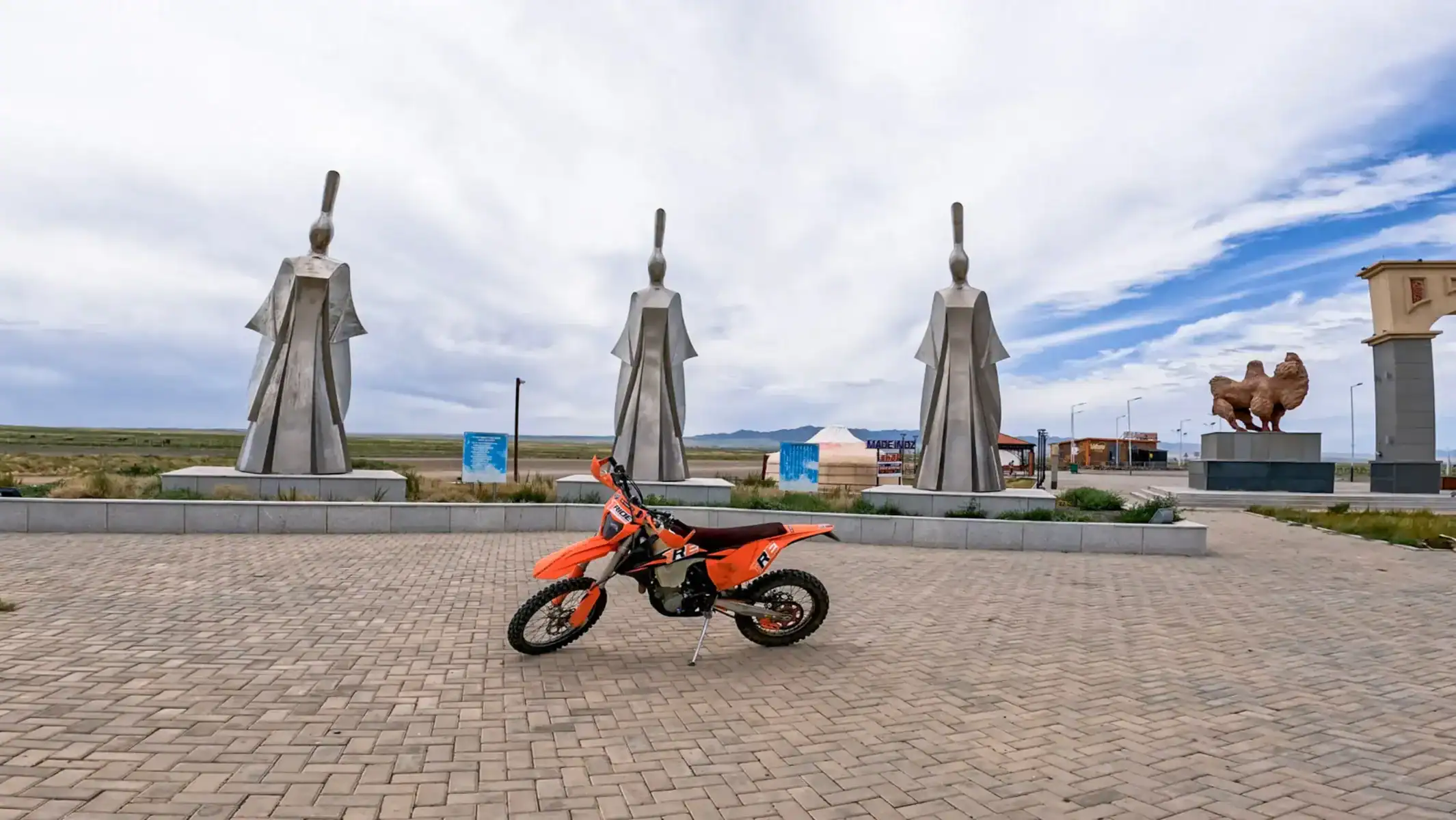 mongolia-dirt-bike-tour-genghis-khan-statue-09