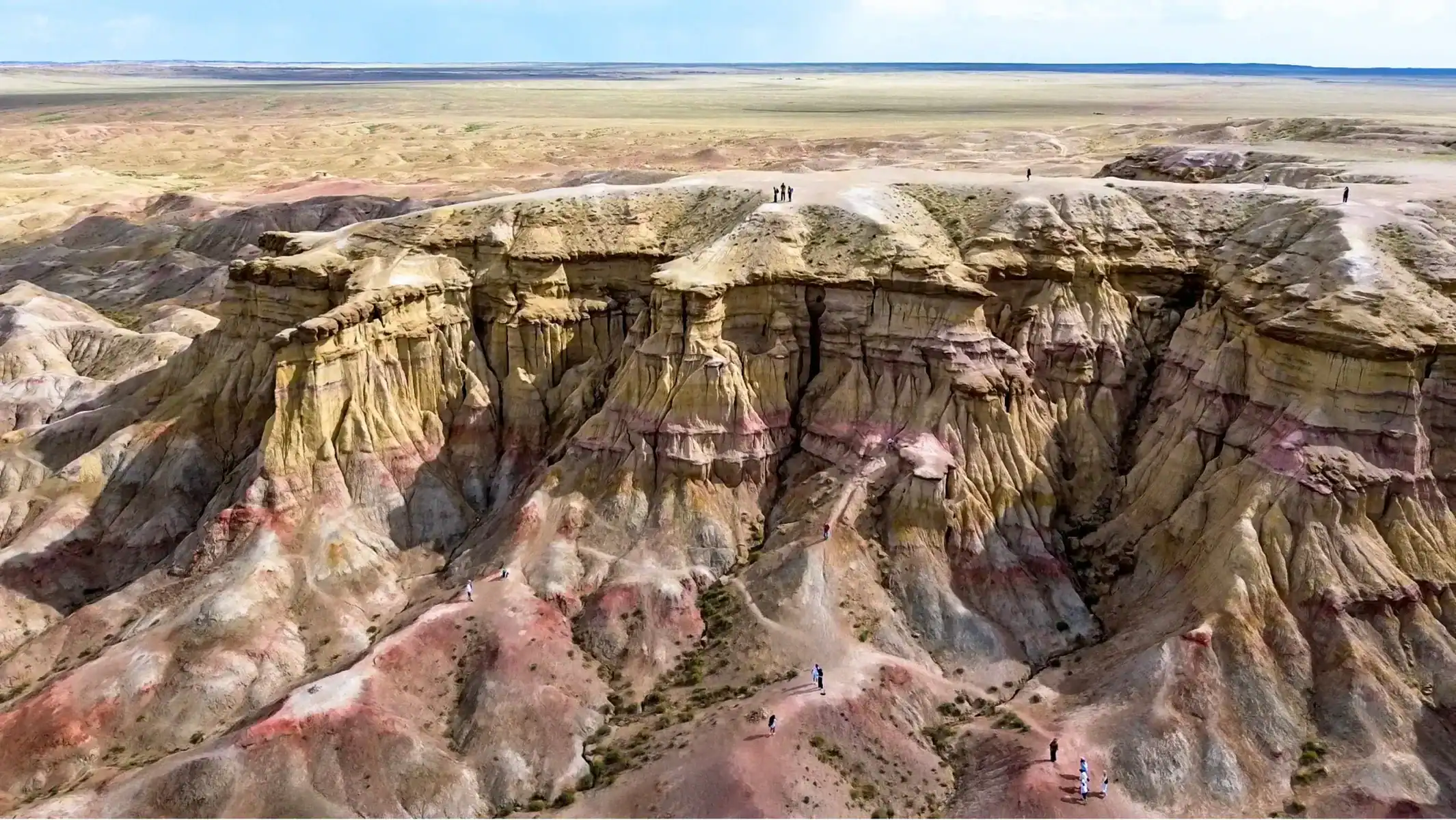 mongolia-dirt-bike-tour-gobi-cliff-formation-12