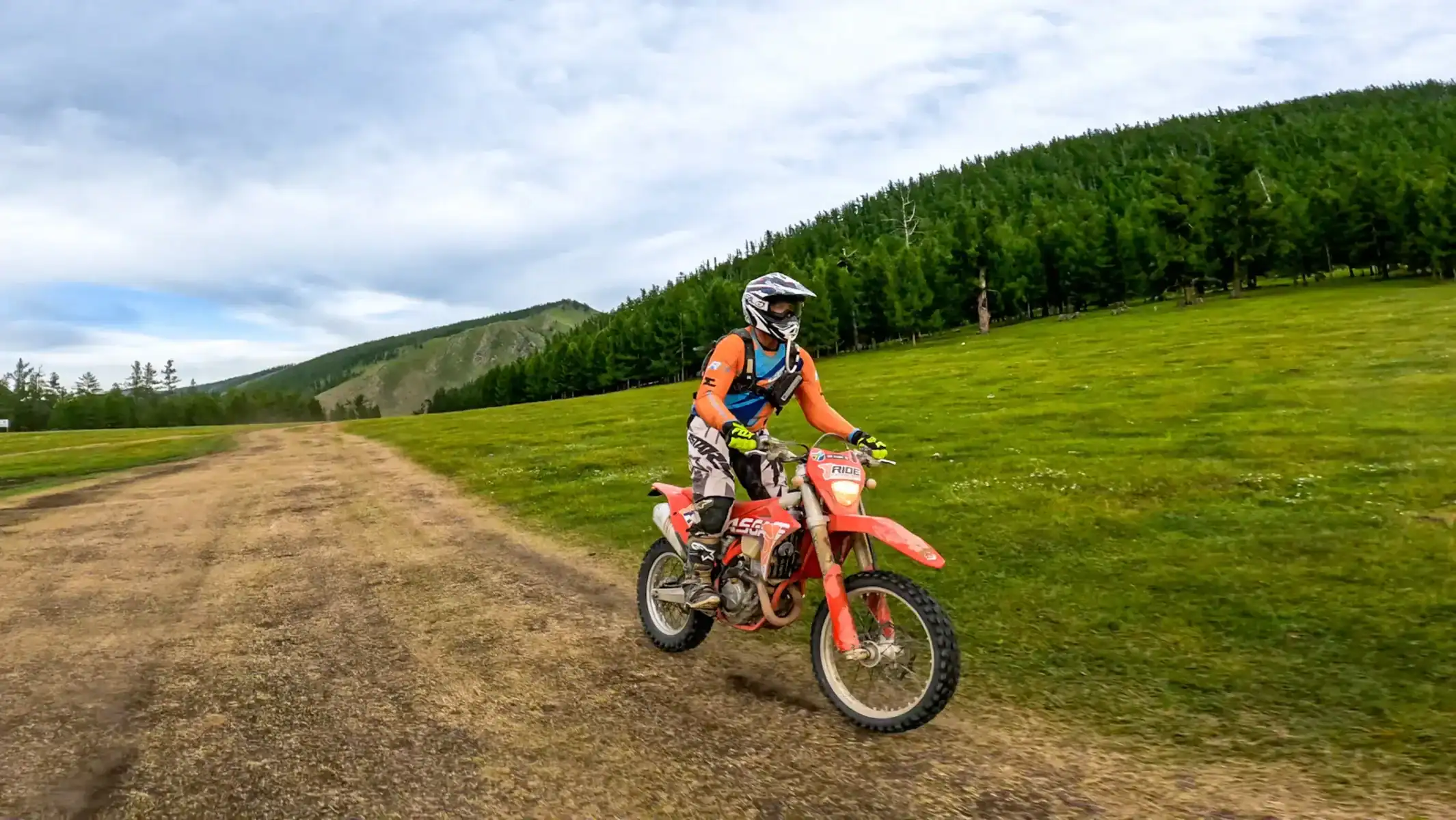 mongolia-dirt-bike-tour-grassland-riding-trail-05
