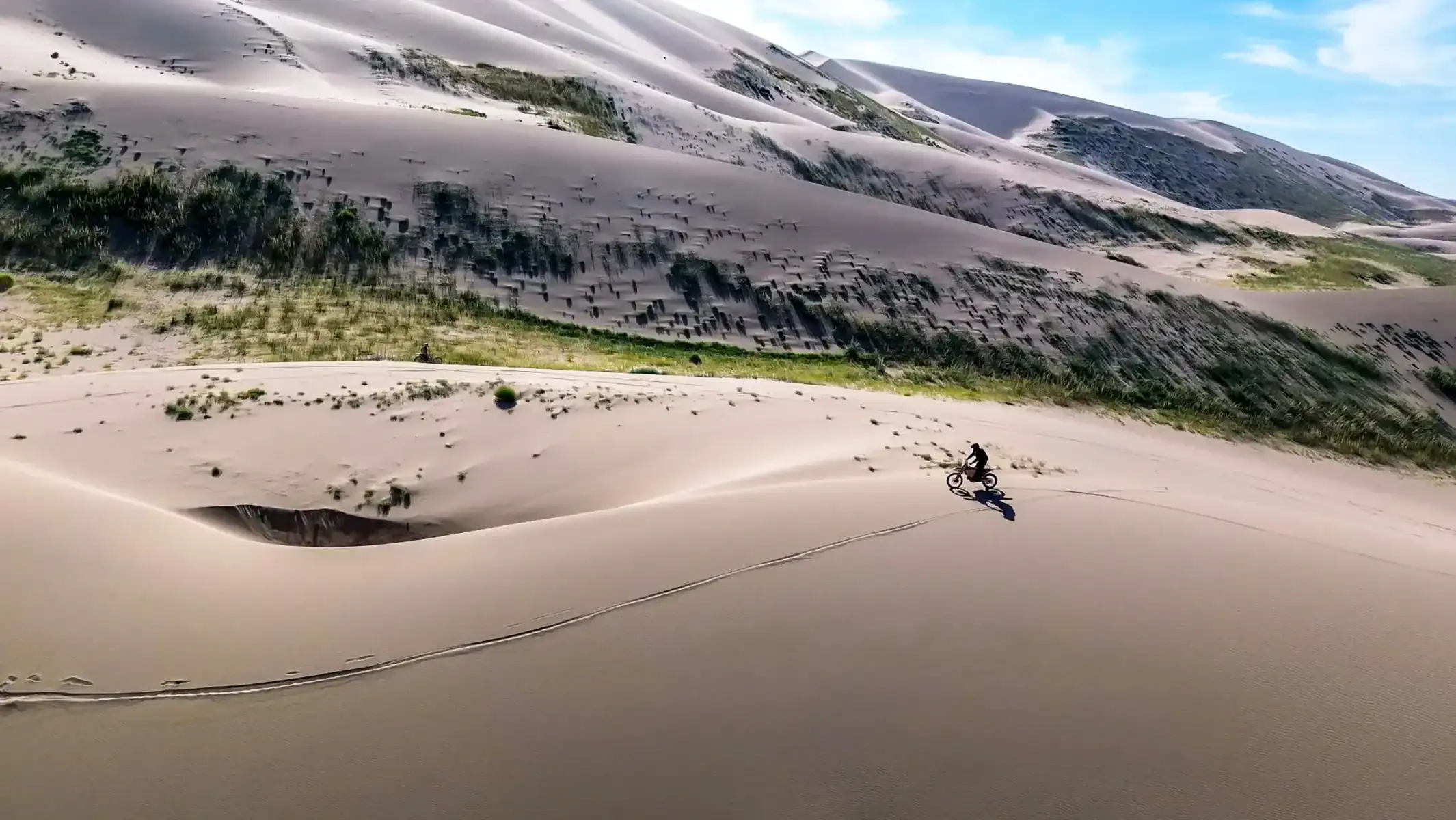 mongolia-dirt-bike-tour-sand-dune-riding-10
